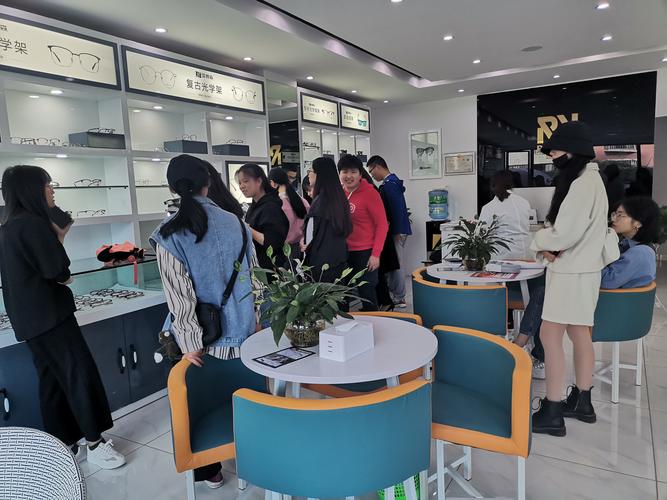 周永川,公司经营范围包括:眼镜的销售及维修;验光配镜(依法